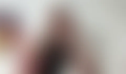 Kann ich als Mann alleine in einen Swingerclub? Wie finde ich den richtigen Club und die richtige Party? Wie verhalte ich mich und was ziehe ich überhaupt an? Diese Fragen klärt Nora Noxx im Video und