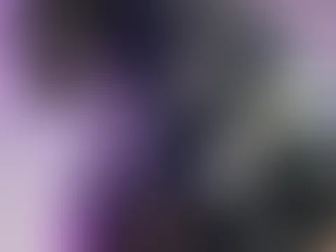 Glanz auf Haut… und Sünde im Blick. 🔥