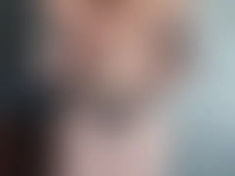 Und hier bin ich ohne Kleid, nur in Höschen… Wie gefällt euch das? Gefällt euch mein 🍑? So prall und rund… Willst du ihn versohlen oder gleich mit beiden Händen packen? 💦