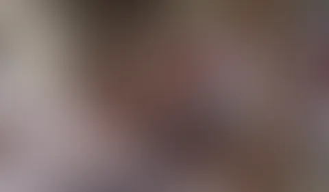 Klappe halten! Blase und schluck! Da sitzt die blonde S******e schon wieder aufreizend auf der Toilette und ich hab nen Mega Ständer. Klar habe mich grad an Pornos aufgegeilt. Aber besser als w*****n