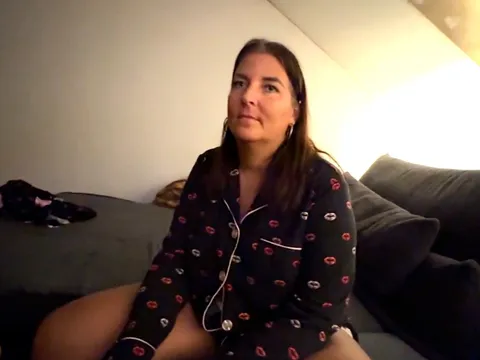 First time! User’s first porn shoot! Footjob with cum licking!