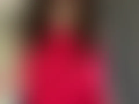 Ich trage ein rotes Kleid, Heels und Strümpfe und fingere meine M****i