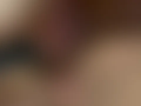 Oh mein Gott... siehst du, wie nass ich jetzt schon bin? 🤤💦 Ich könnte mich hier auf der Stelle komplett zum Höhepunkt fingern, aber das fiese Spielchen wurde gerade eiskalt abgebrochen... ich muss
