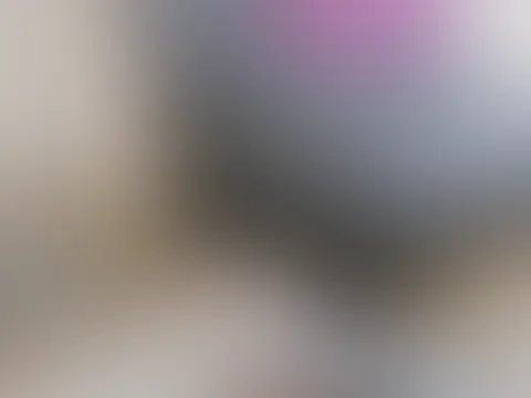 Guten Morgen ihr Lieben ☕🤍 Ich mache es mir gerade gemütlich auf dem Sofa und genieße den Morgen ein bisschen ✨  Heute hätte ich total Lust auf schöne Gespräche, ehrliche Vibes und vielleicht eine be