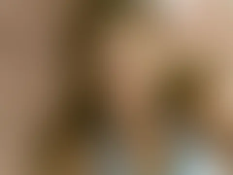 Ich ziehe mich für dich aus und zeig dir mein ganz NACKTEN Körper, meine kleinen BRÜSTE und meine mini P***Y 🎀