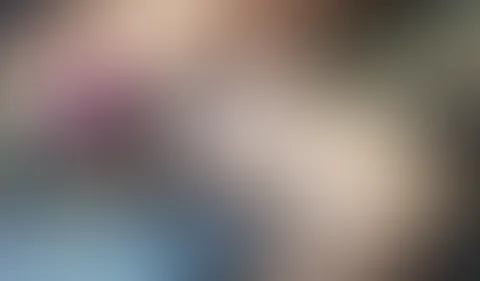 Geile Nymphe stopft ihr F***e im Wohnwagen!