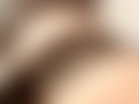 Unter meiner Hüfte liegt ein Kissen damit ich schön in der höhe bin wie ich es mag😏wärst du bereit platz hinter mir zu nehmen😈