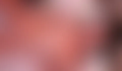 Liege gerade im Bett, bin unglaublich geladen und kann meine F****r einfach nicht von mir lassen... 🔥 Der Geschmack ist so süß, dass ich gar nicht mehr aufhören will. Möchtest du sehen, wie ich mich