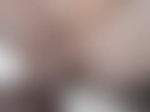 Du f**kst mich! Erst darfst du mich Fingern und lecken. Dann blasse ich deinen S*****z. Ich will dich ganz spüren, also ziehe ich das Gummi dir wieder aus. Wie lieben uns, bist du auf meine feuchte Pu