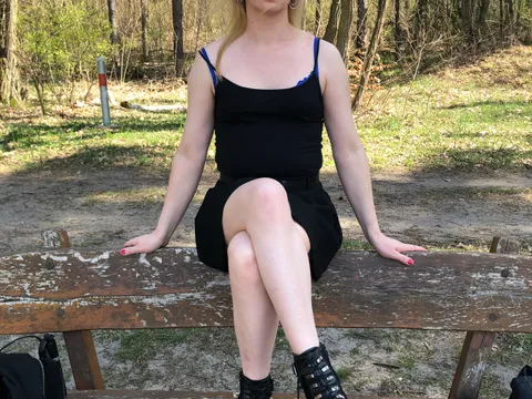 Heiß auf einer Bank im Wald
