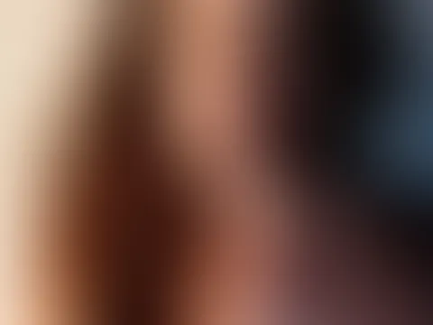 Ich liebe Sonnenstrahlen… ☀️✨ Sie gleiten über die Haut, wärmen die Brust, Nippel werden sofort hart, Gänsehaut läuft den Bauch runter…