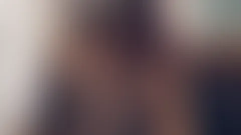 liege hier und warte. Maske auf, Beine leicht geöffnet, Spitze schon halb durchsichtig. Sag mir, wo deine Hände zuerst hinwandern