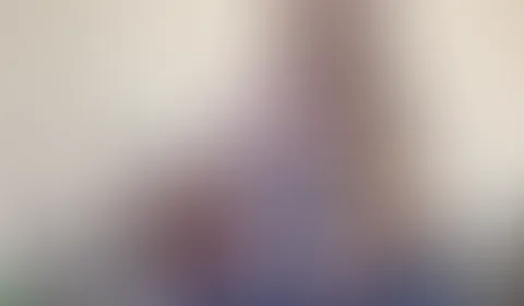 Heiße Stiefschwester verpasst mir beim Massieren einen Footjob