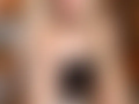 Heute ganz entspannt, aber mein Blick sagt was anderes 😏 Ich frag mich, was du gerade denkst, wenn du mich so siehst… 👀 Soll ich brav bleiben… oder dich ein bisschen ablenken? 💋 Du weißt doch, bei