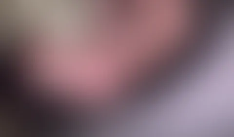 Langsam gleiten meine Hände über meine Haut, ich betone jede Kurve, jeden Schwung… meine Brüste glänzen im Licht und warten nur darauf, dass du sie genießt 🤍🔥