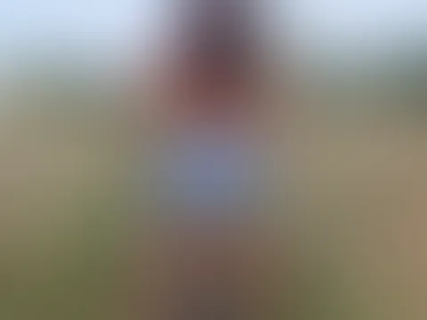 Du kommst zu mir, total geil... ich bin nackt, nur mit einem knappen Jeansrock und Sneakern... ich bleibe stehen, öffne den Rock und ziehe ihn langsam aus... jetzt stehe ich nackt vor dir... was zum T