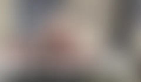 Aller Anfang ist bekanntlich schwer. Ich habe eines meiner ersten P**svideos gefunden. Oder vielmehr einen meiner ersten Versuche vor der Kamera und vor anderen zu p**sen. Und es fällt mir echt schwer