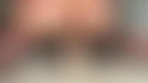 Ein Loch ist noch frei... Soll ich mich auf den Dildo draufsetzen oder gibst du mir deinen S*****z? 😈