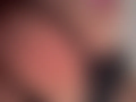 Hey Daddy‘s habt ihr Lust in dem Outfit und mit den Dildos Lust auf Cam2Cam, die Maske sieht aber schon echt krass verführerisch aus oder?😍 #brünette #cam2cam #intimpiercing #nippelpiercings #telefon