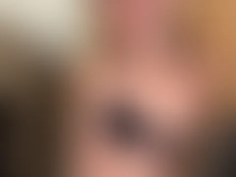 heute einfach couch + netflix… aber ehrlich, ich schau eh kaum hin 🙈 wärst du hier, würd ich mich einfach an dich kuscheln und bisschen näher rücken und ich glaub… der film wär uns dann komplett egal