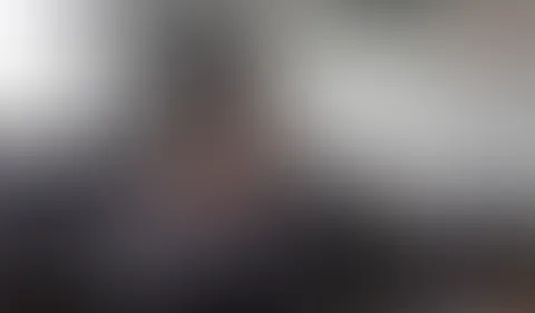 Schaut zu wie ich anfänglich heimlich gefilmt wurde. Ich habe etwas Spaß mit mir alleine, der nur noch heftiger wird als ich die Kamera bemerke. Lehn dich entspannt zurück und erlebe es zusammen mit